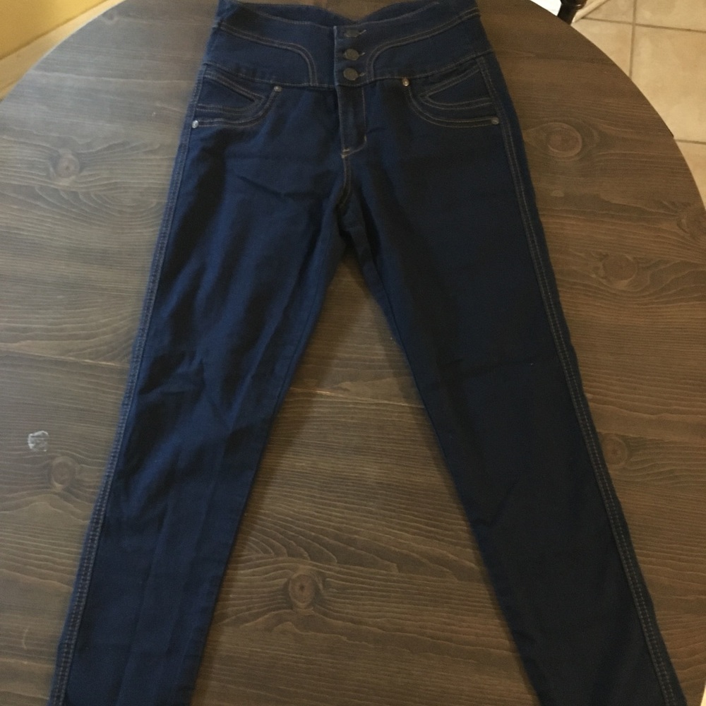 Almost famous mid rise skinny size 7 women’s jeans